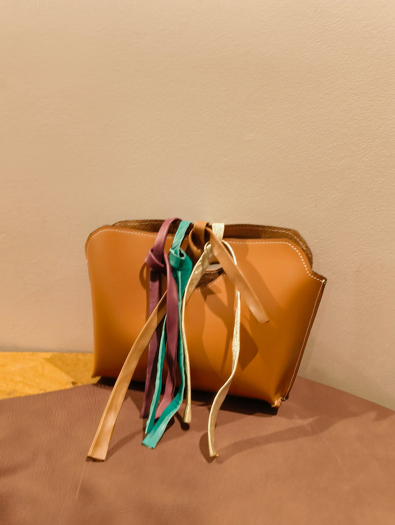 "Sac à nouer en cuir de veau artisanal avec fermeture lanière pour soirées et mariages"