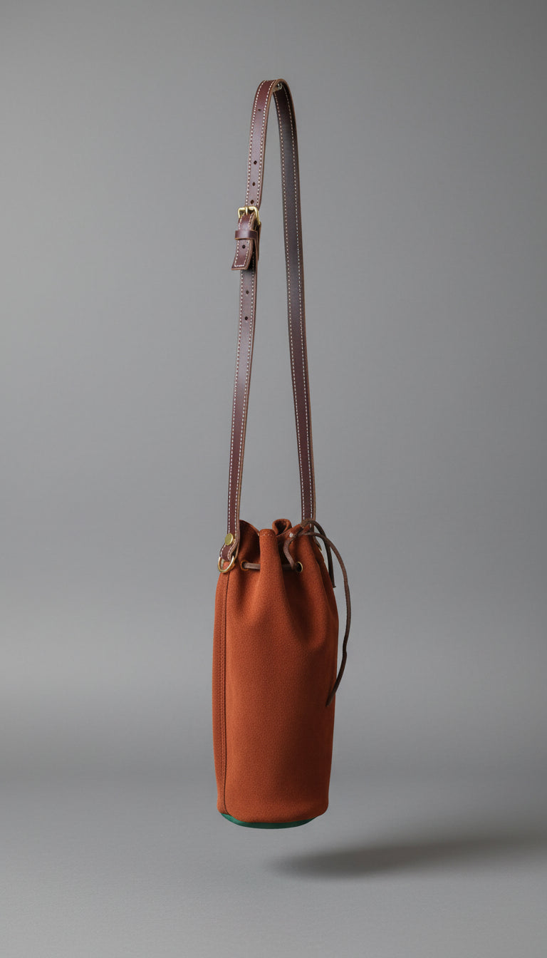 Porte-bouteille d'eau en cuir camel avec fond velours vert et bandoulière réglable