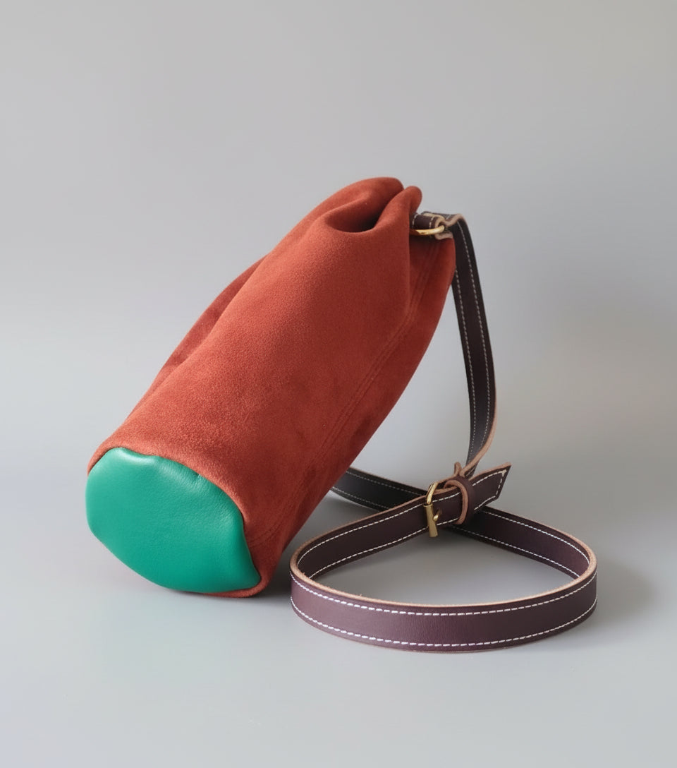 Porte-bouteille d'eau en cuir camel avec fond velours vert et bandoulière réglable