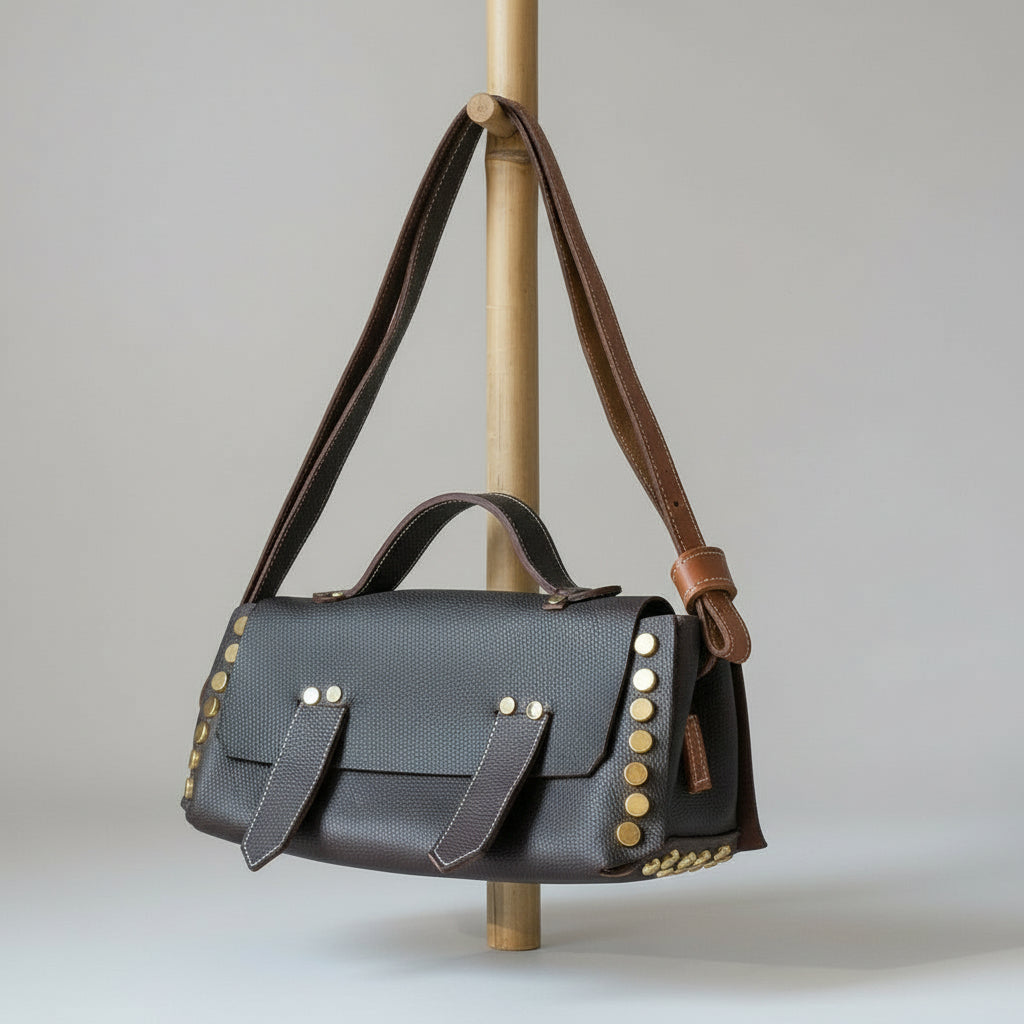 Sac à rivets en cuir grainé marron de vachette avec rivets dorés