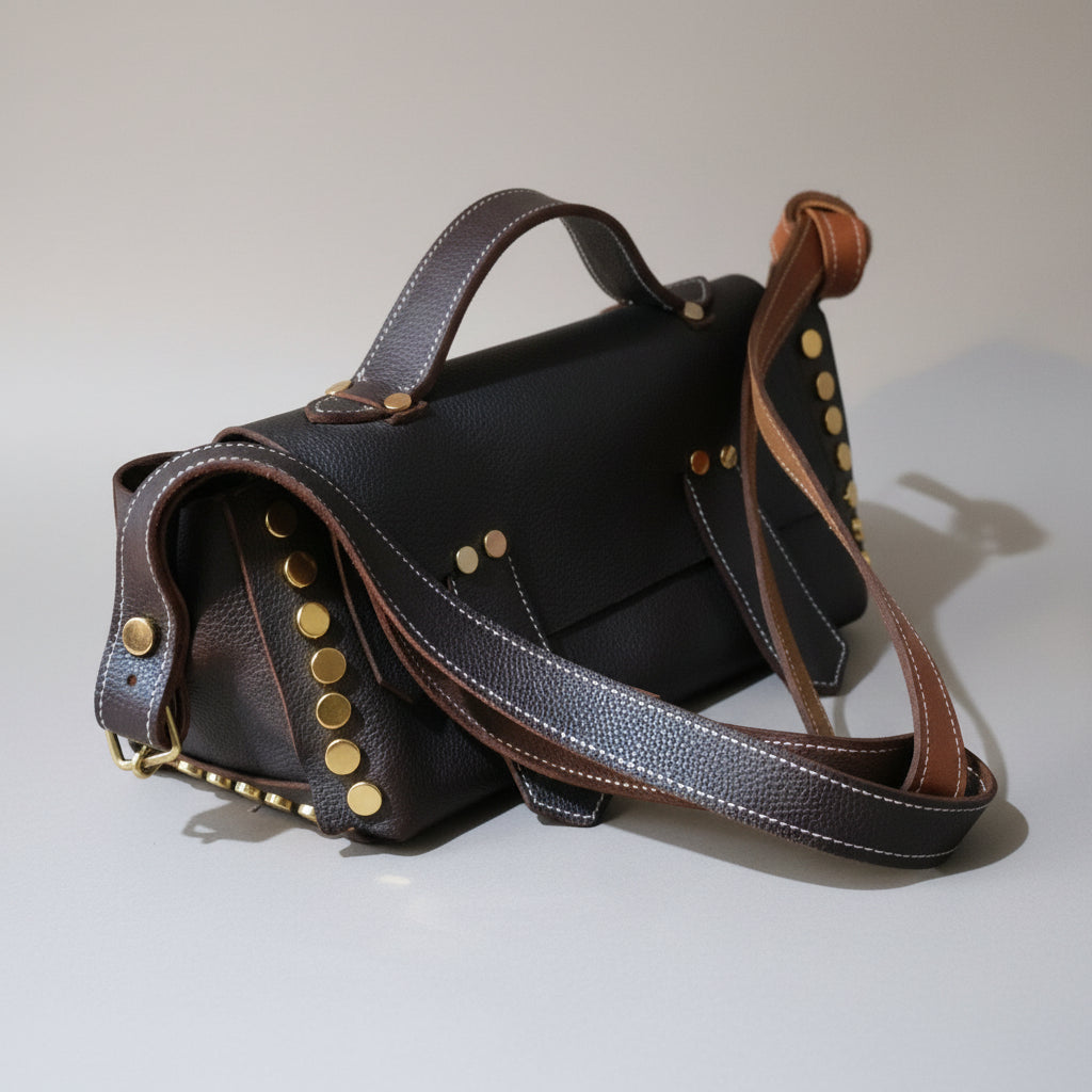 Sac à rivets en cuir grainé marron de vachette avec rivets dorés