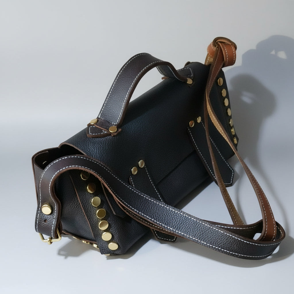 Sac à rivets en cuir grainé marron de vachette avec rivets dorés