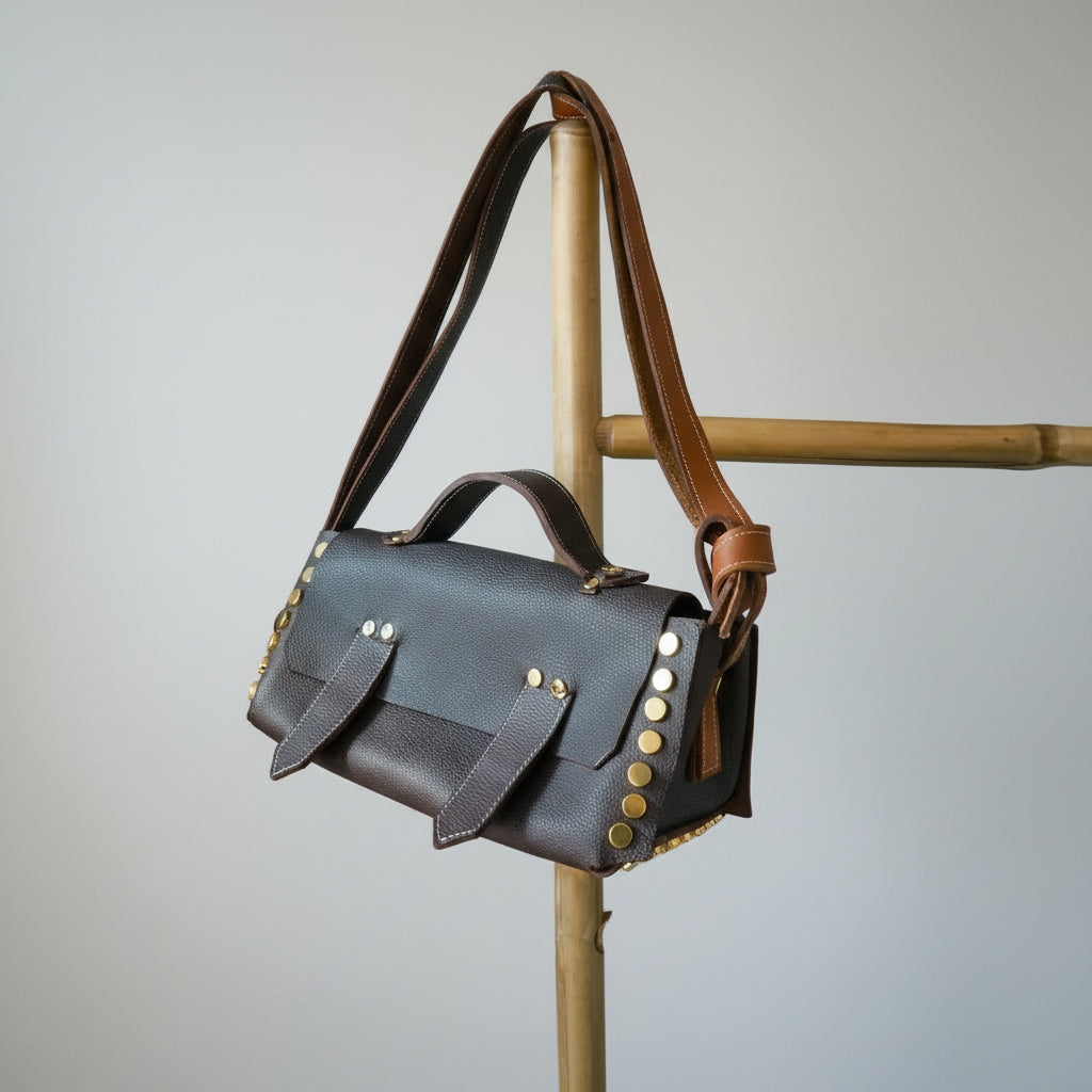 Sac à rivets en cuir grainé marron de vachette avec rivets dorés