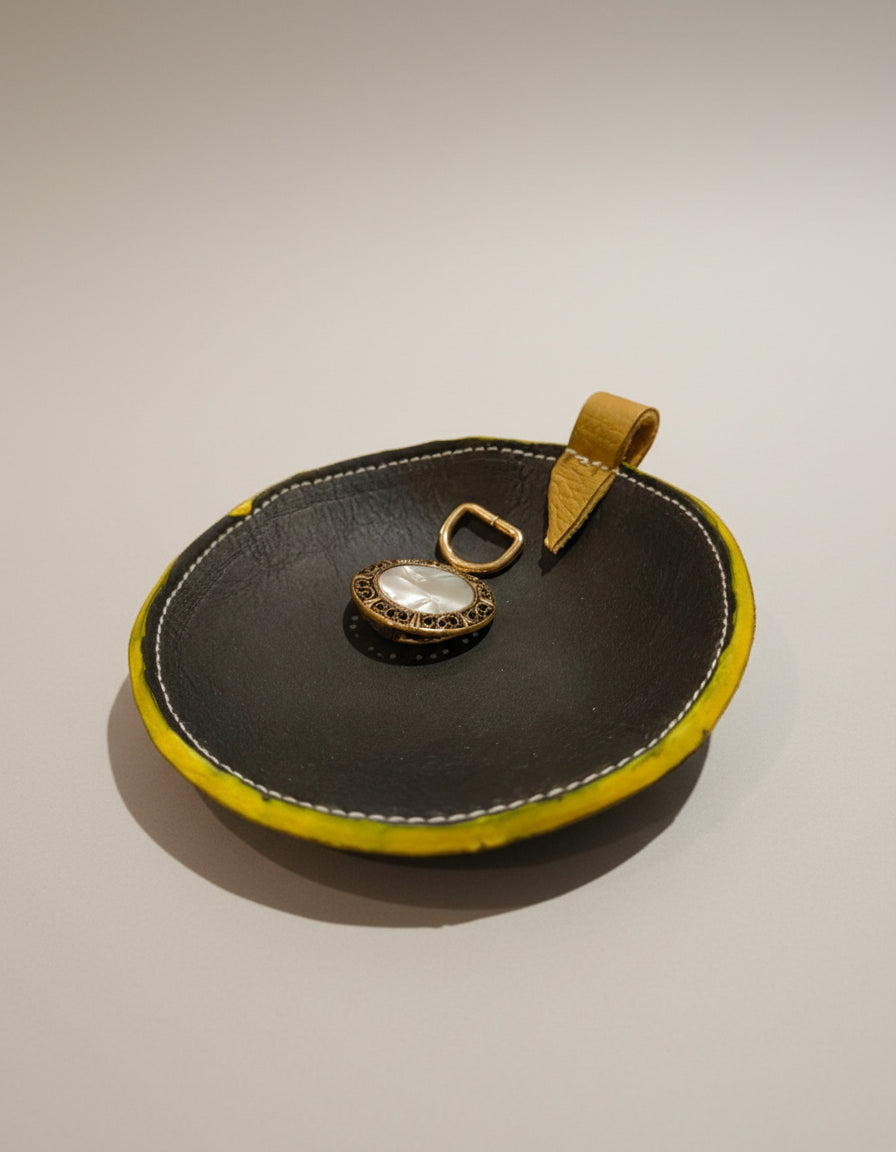 vide poche en cuir noir avec poignée jaune