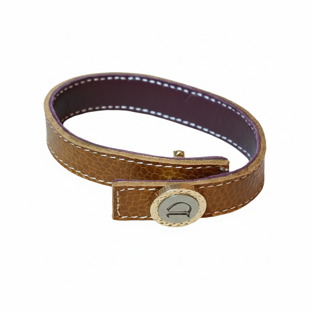 Bracelet doré croco porté au poignet