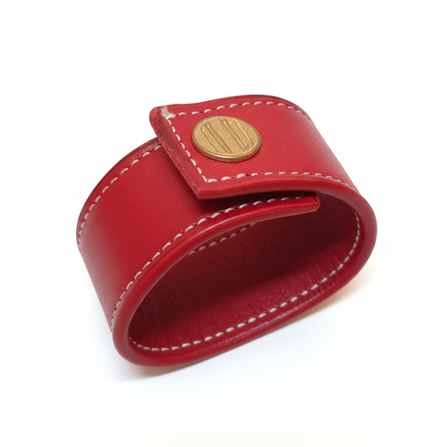 Bracelet rouge enroulé