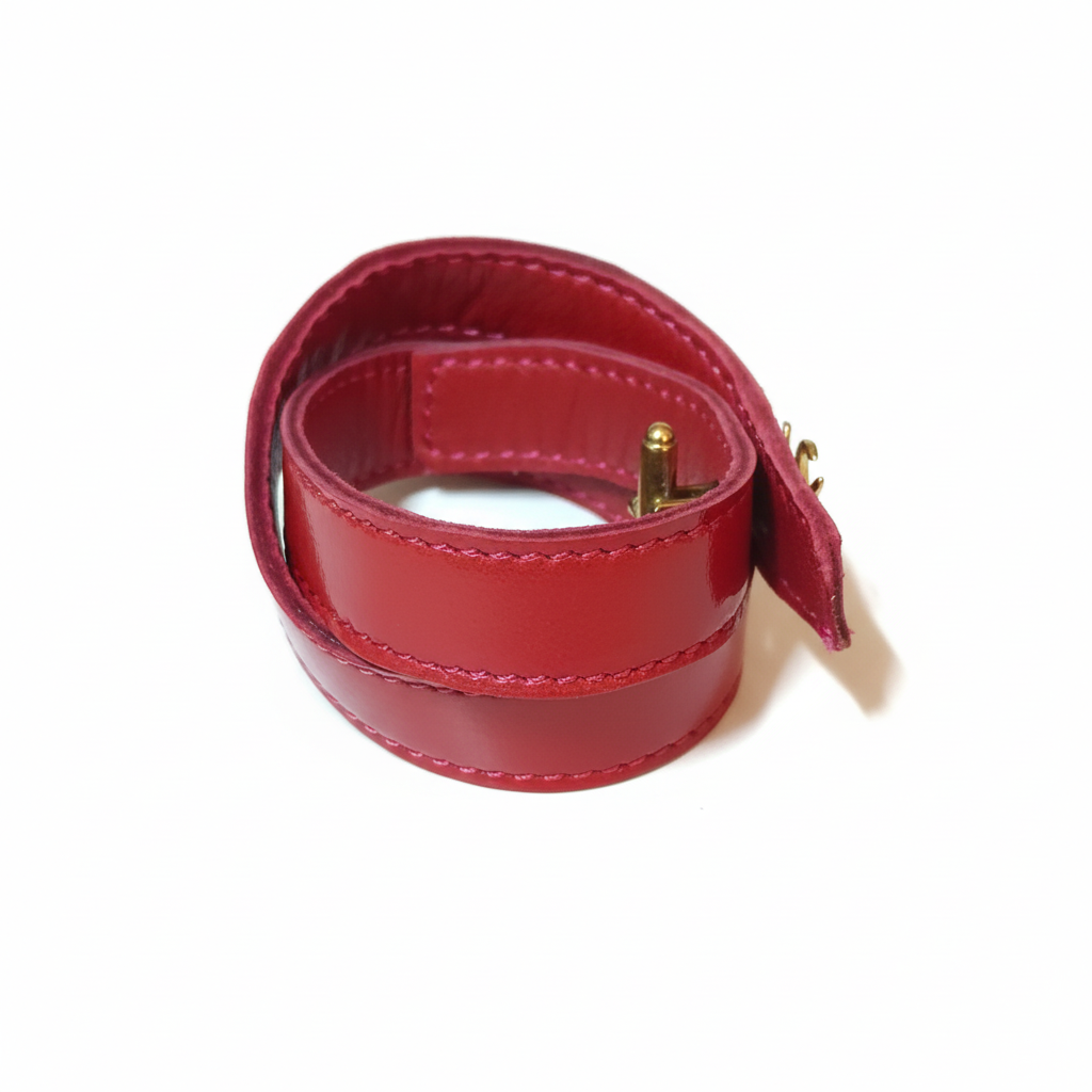 Bracelet rouge verni détail fermoir
