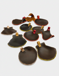 "Collection de vide-poches artisanaux en cuir de collet tanné végétal, modelés à la main en France par MOOAKUIR, disponibles en plusieurs formes et couleurs.