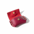 Pochette Ange en cuir bordeaux avec rivets dorés sur fond blanc
