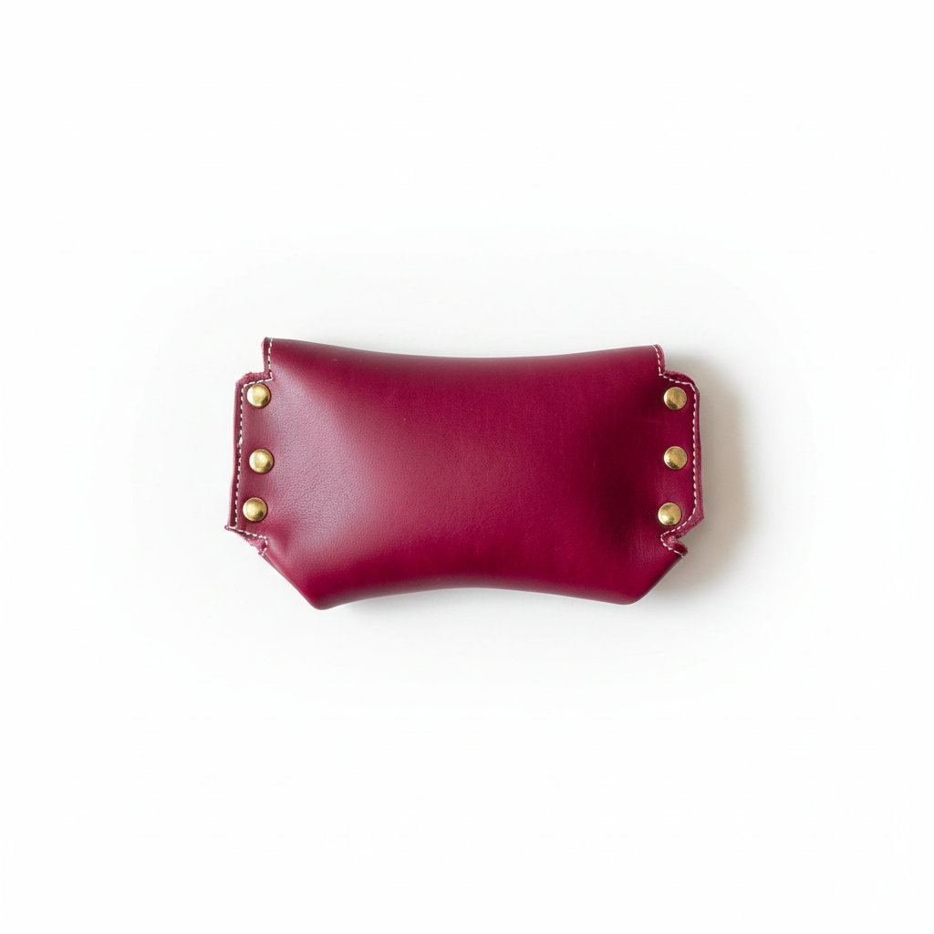 Pochette Ange en cuir bordeaux vue arrière sur fond blanc
