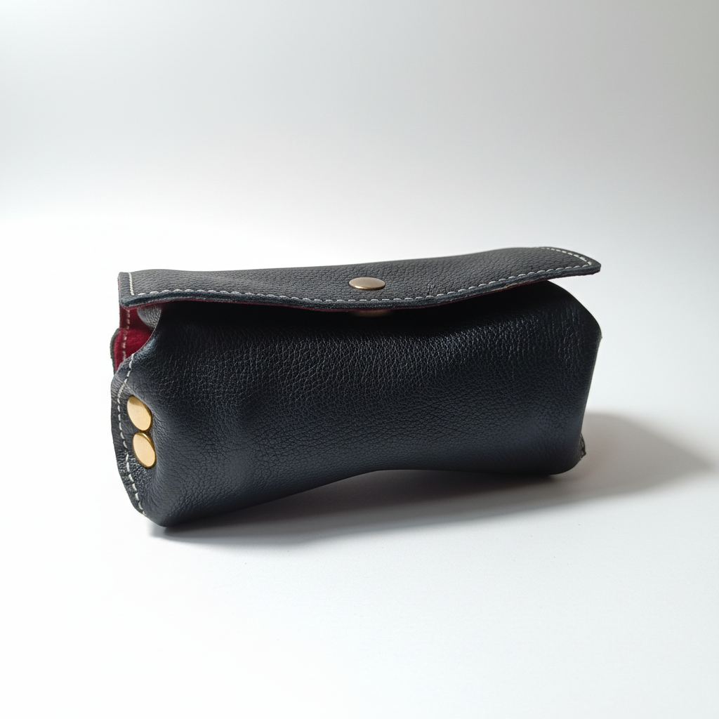 Pochette Ange en cuir noir vue de profil sur fond blanc