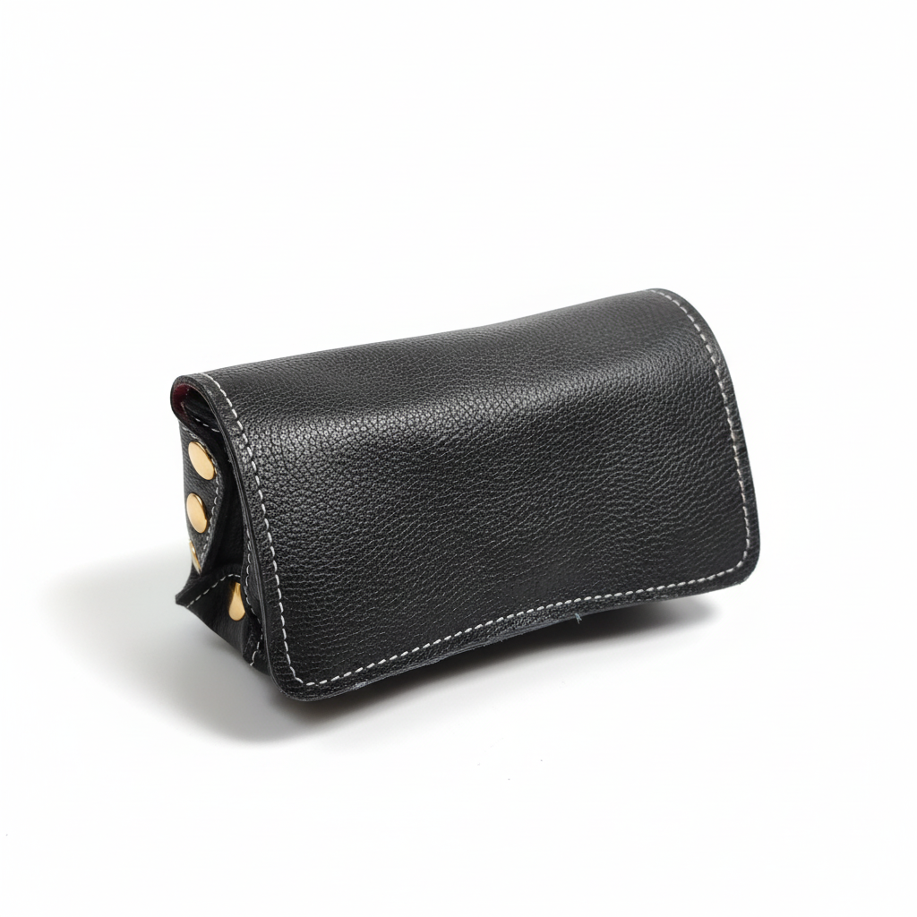 Pochette Ange en cuir noir vue latérale sur fond blanc