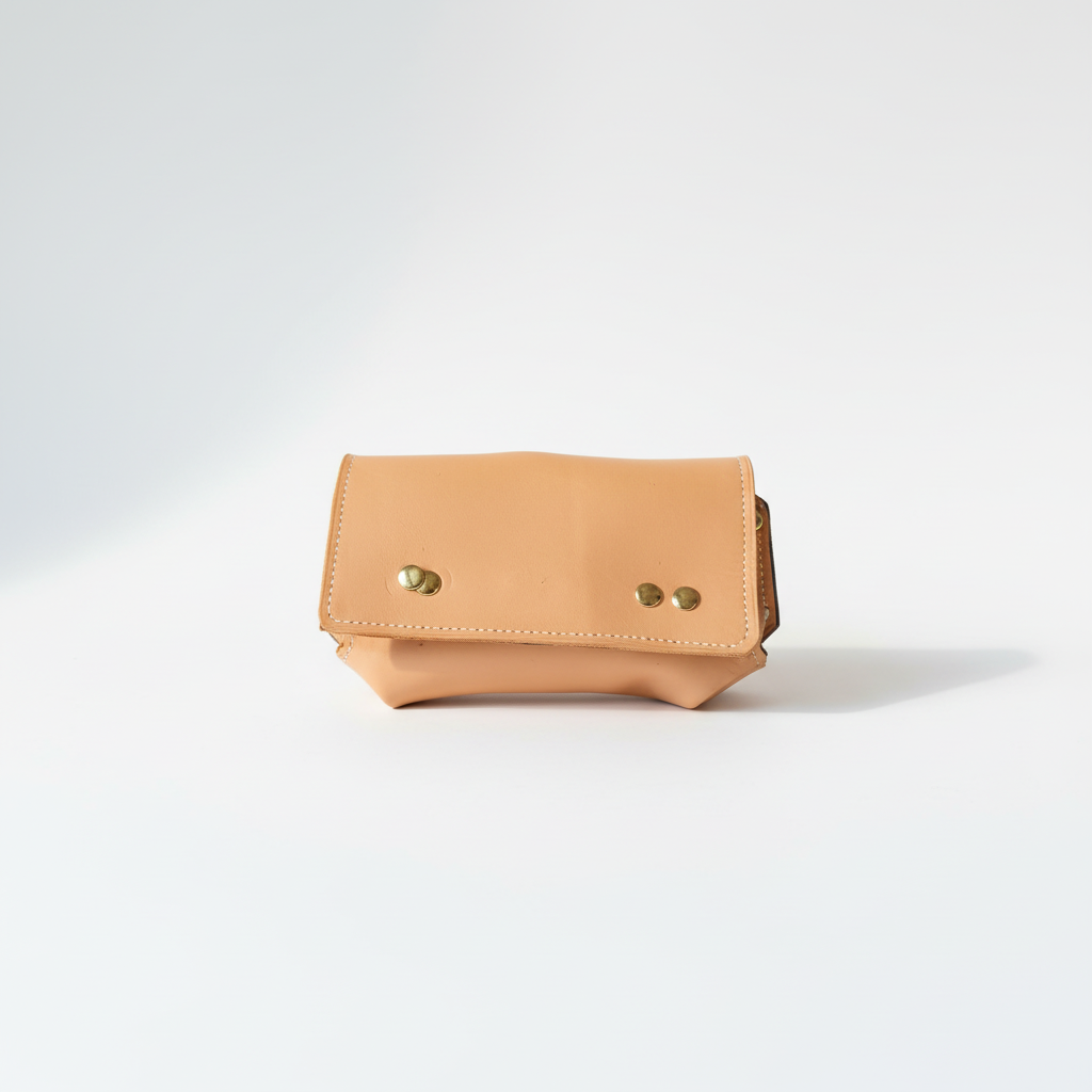 Pochette en cuir beige avec rivets dorés vue arrière sur fond blanc