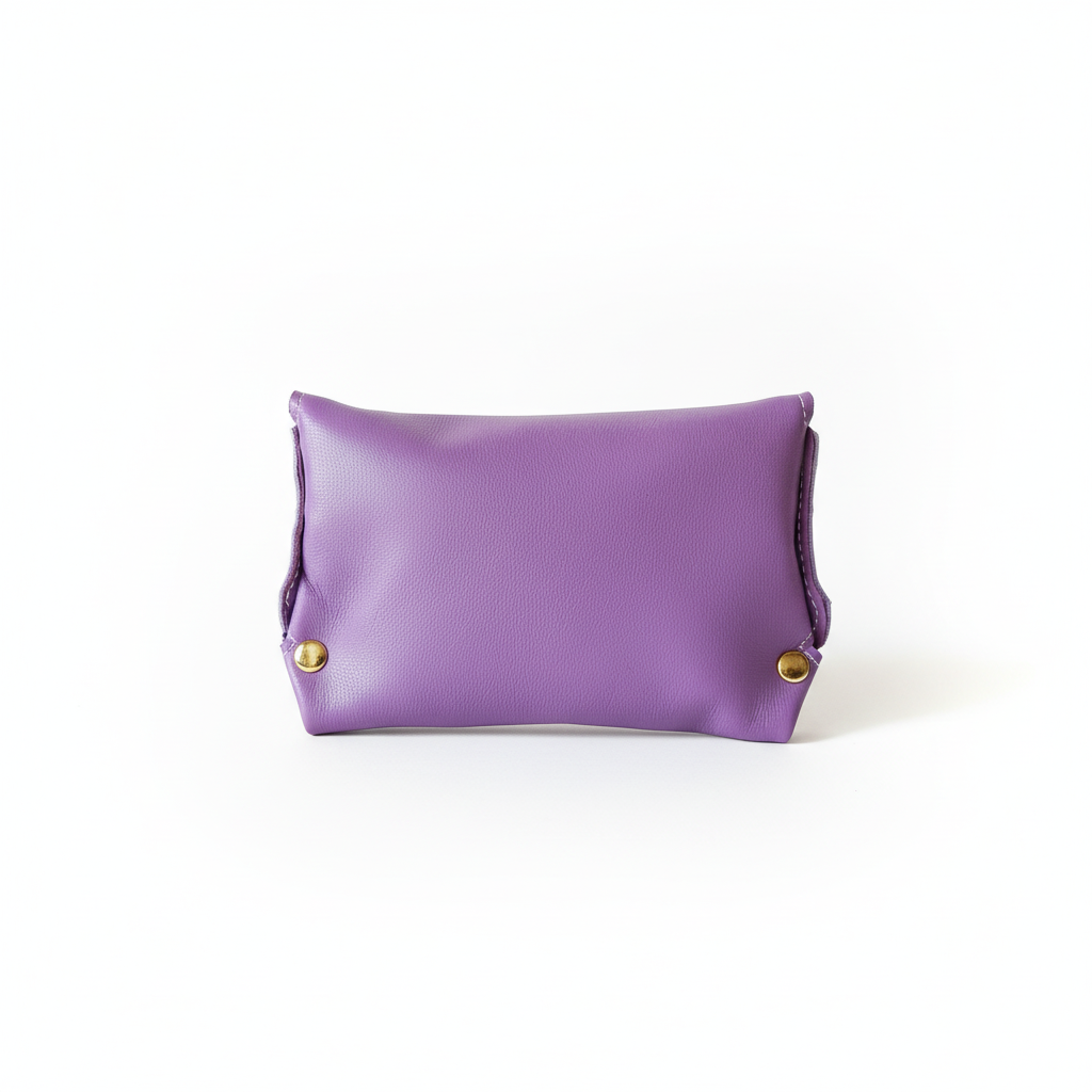 Pochette en cuir beige avec rivets dorés vue de dessus sur fond blanc