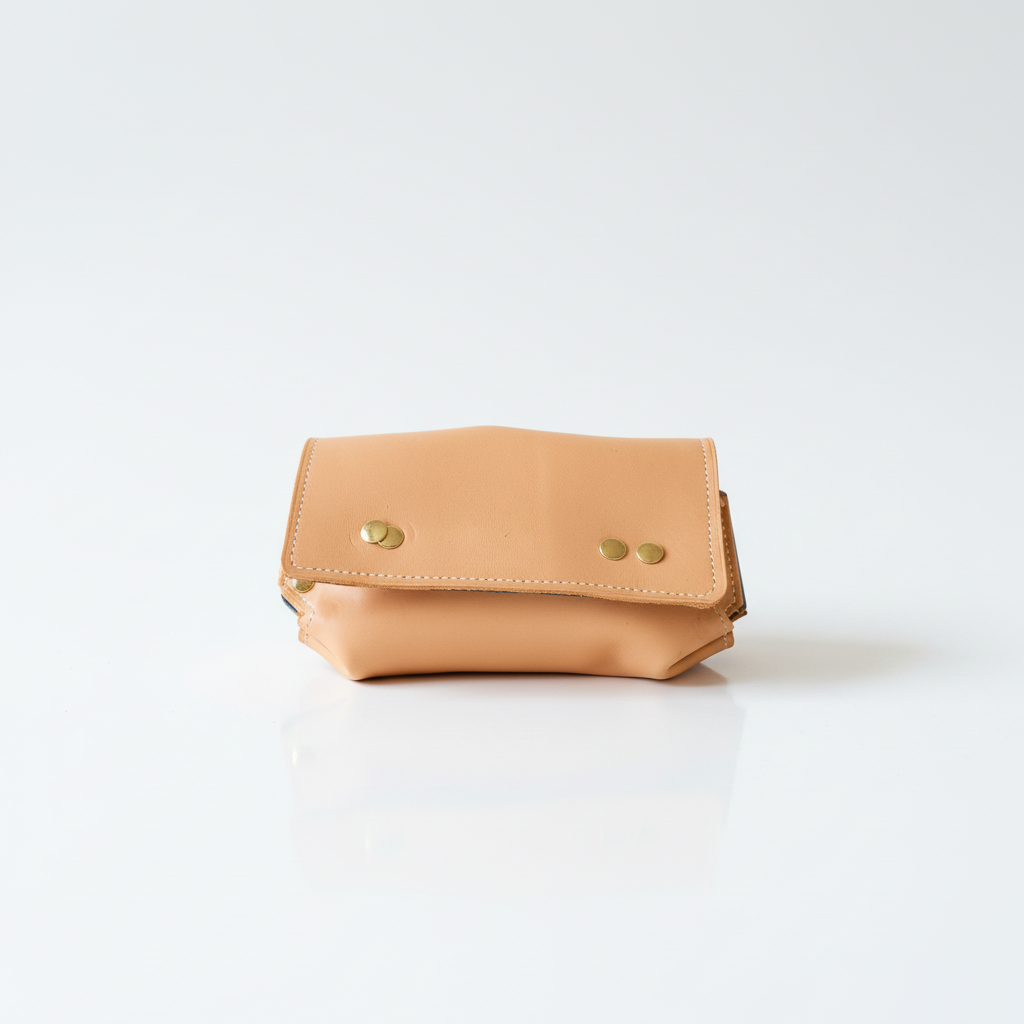 Pochette en cuir beige avec rivets dorés vue de face sur fond blanc