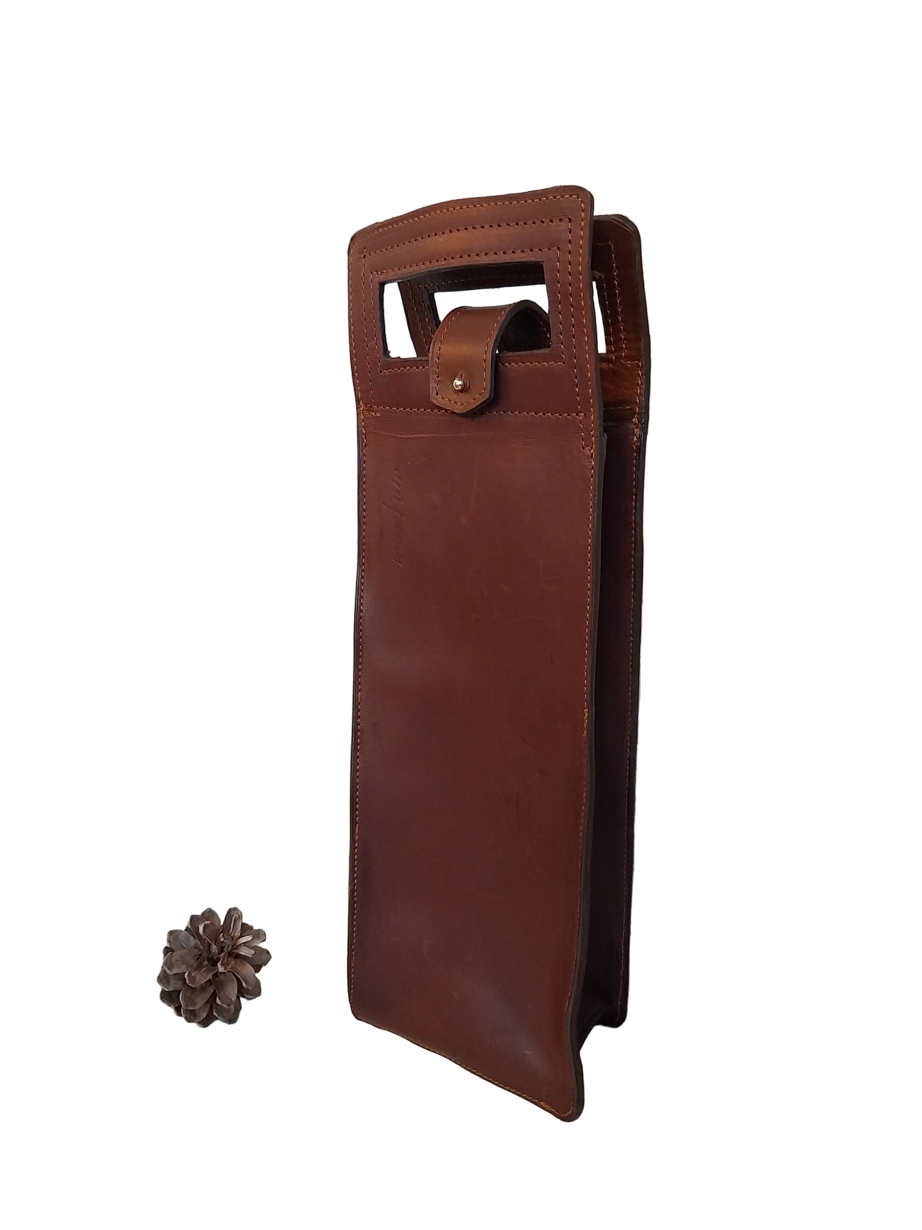 Porte-bouteille de vin artisanal en cuir de vachette marron avec poignée intégrée et fermeture à bouton de col doré, fabriqué à la main en France par MOOAKUIR
