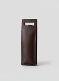 Porte-bouteille artisanal en cuir de veau marron avec bandoulière réglable et rivets dorés, fabriqué à la main en France par MOOAKUIR
