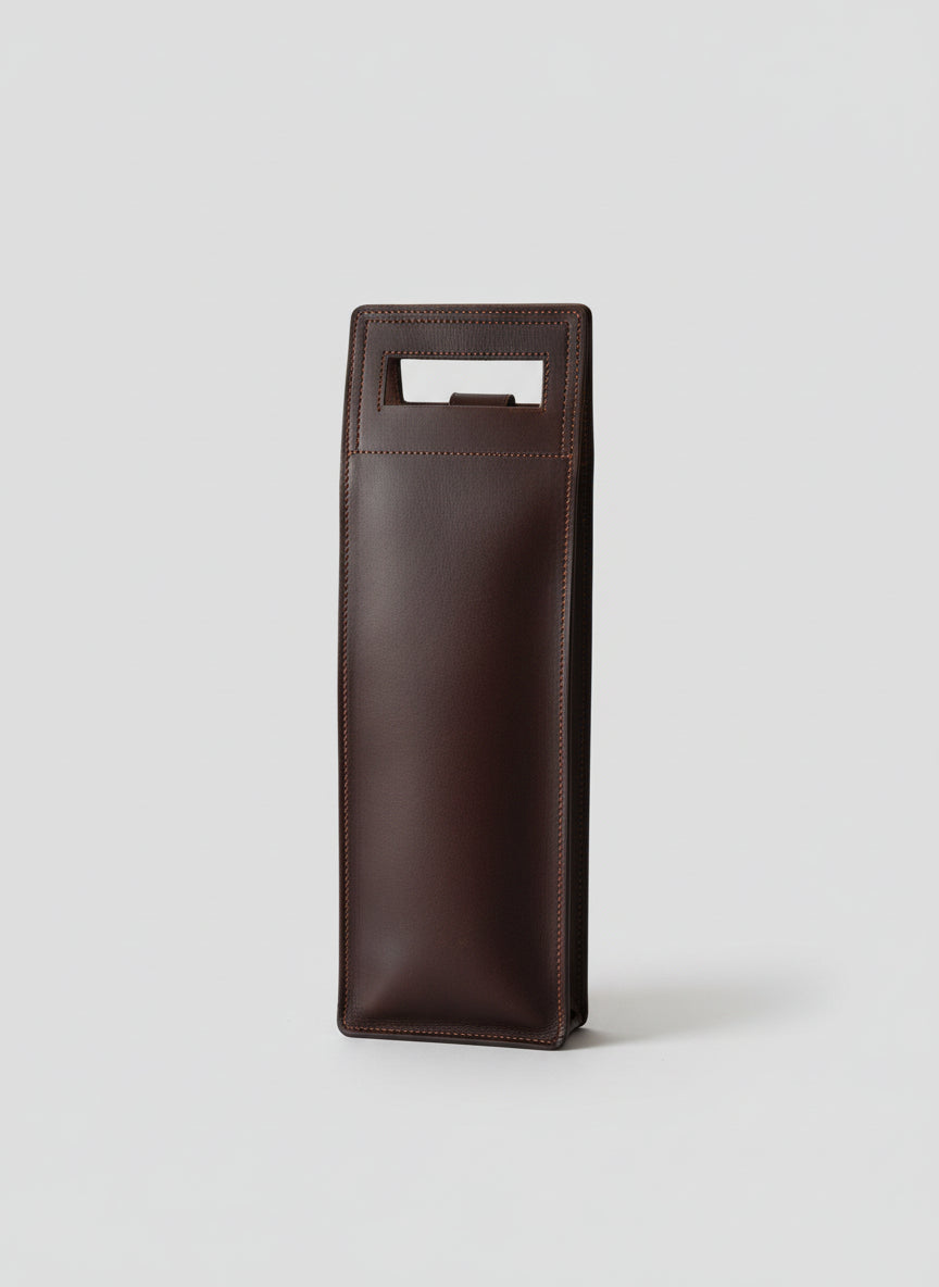Porte-bouteille artisanal en cuir de veau marron avec bandoulière réglable et rivets dorés, fabriqué à la main en France par MOOAKUIR
