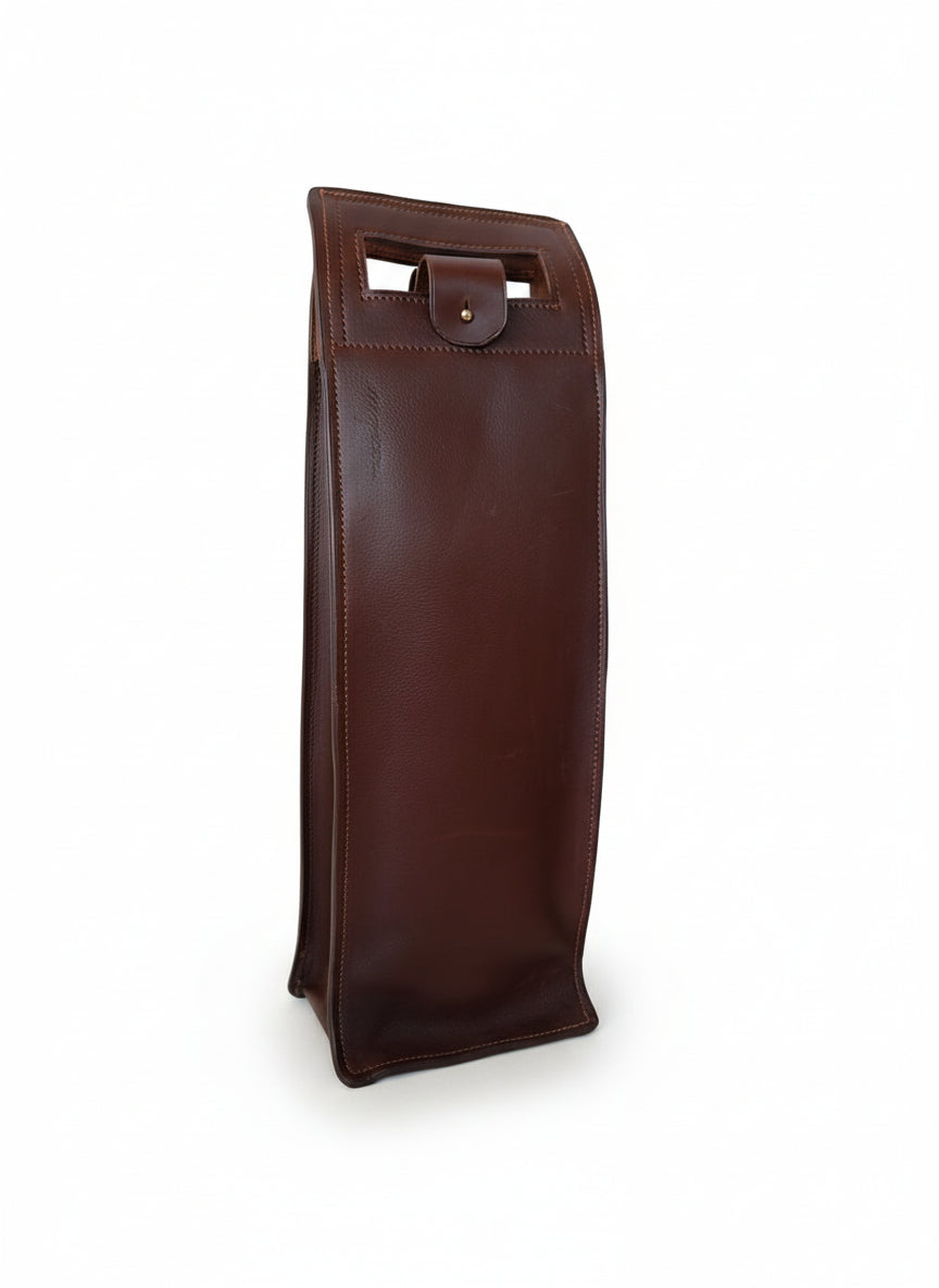 Porte-bouteille artisanal en cuir de veau marron avec bandoulière réglable et rivets dorés, fabriqué à la main en France par MOOAKUIR
