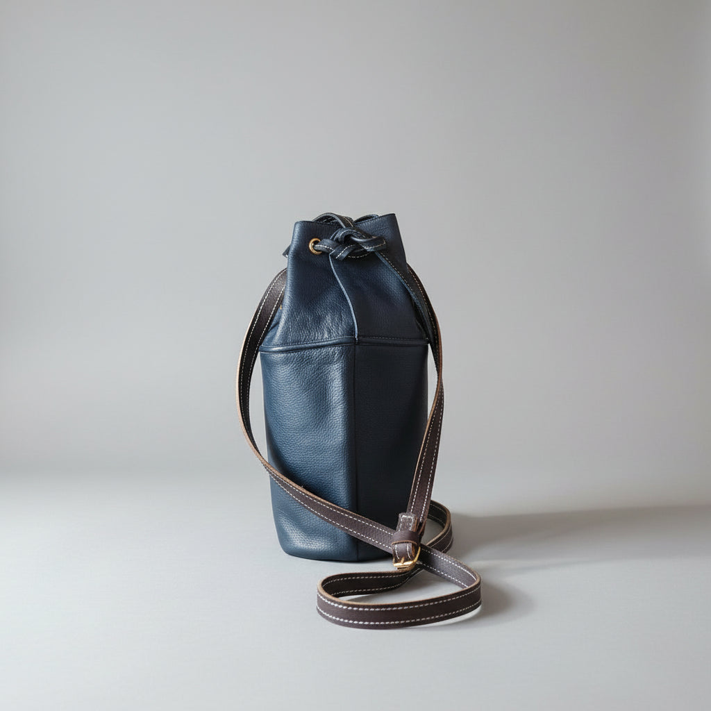 porte bouteille d'eau en cuir bleu marine avec sa bandoulière