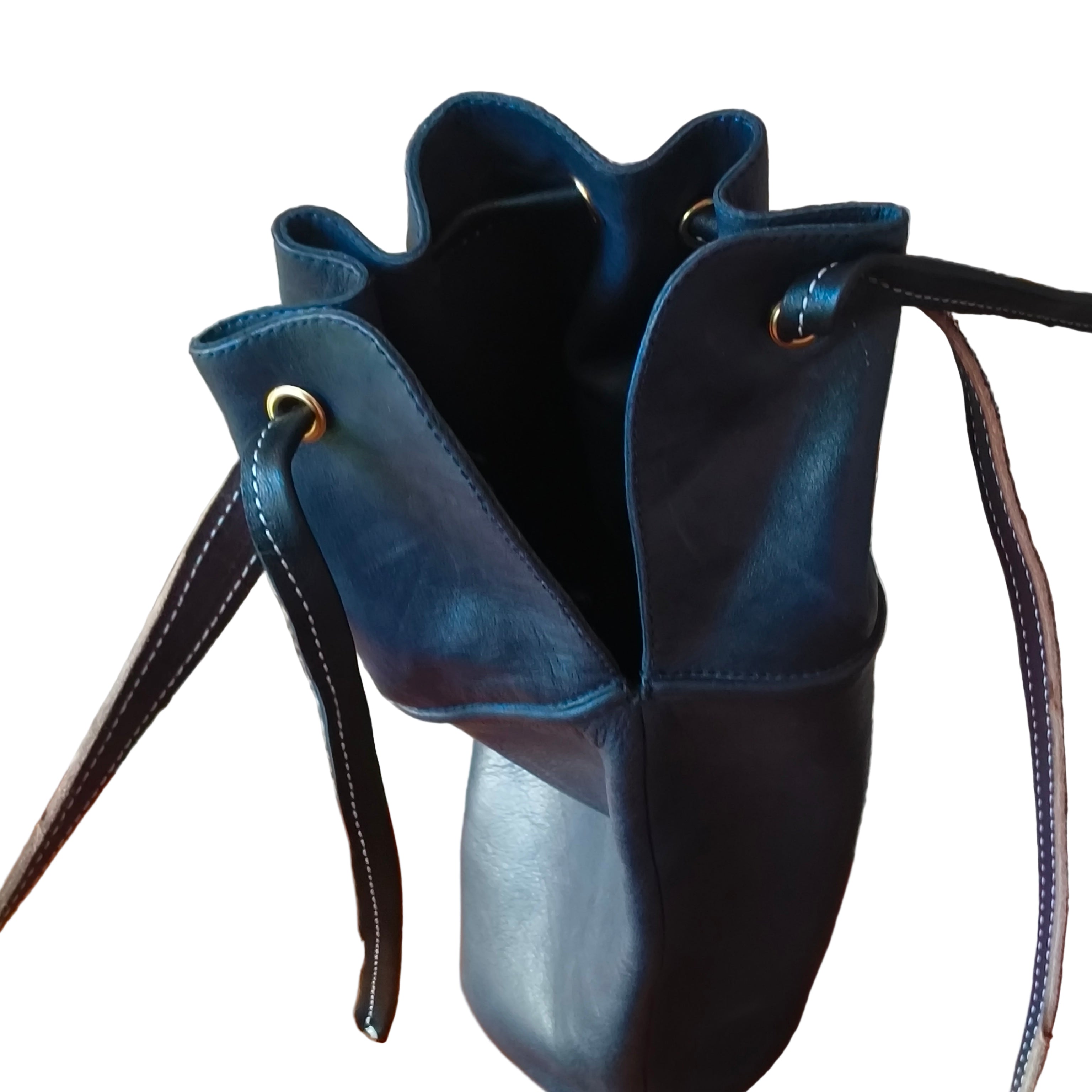 porte bouteille d'eau en cuir bleu marine avec sa bandoulière