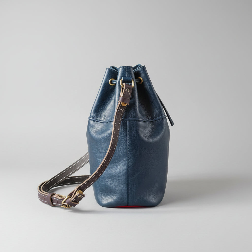 porte bouteille d'eau en cuir bleu marine avec sa bandoulière