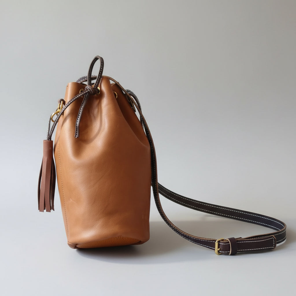 PORTE BOUTEILLE d'eau en cuir de vachette  Camel  et sa bandoulière réglable 