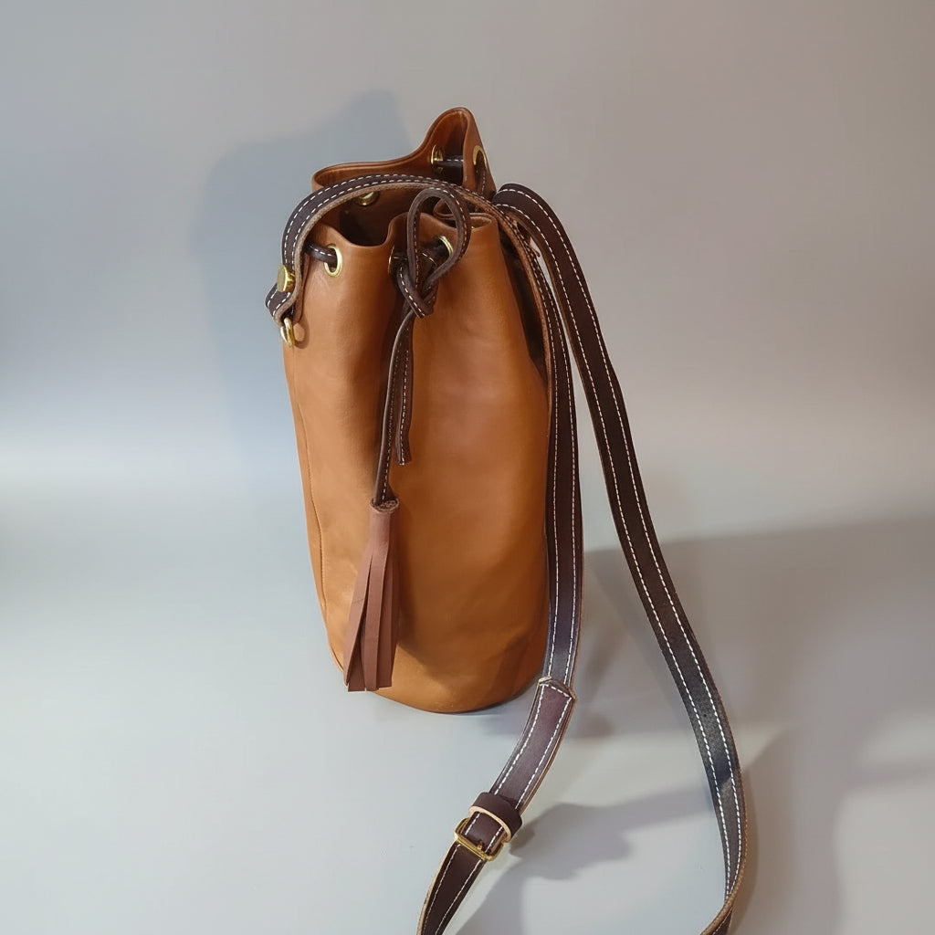 porte bouteille d'eau en cuir camel de vachette et sa bandoulière