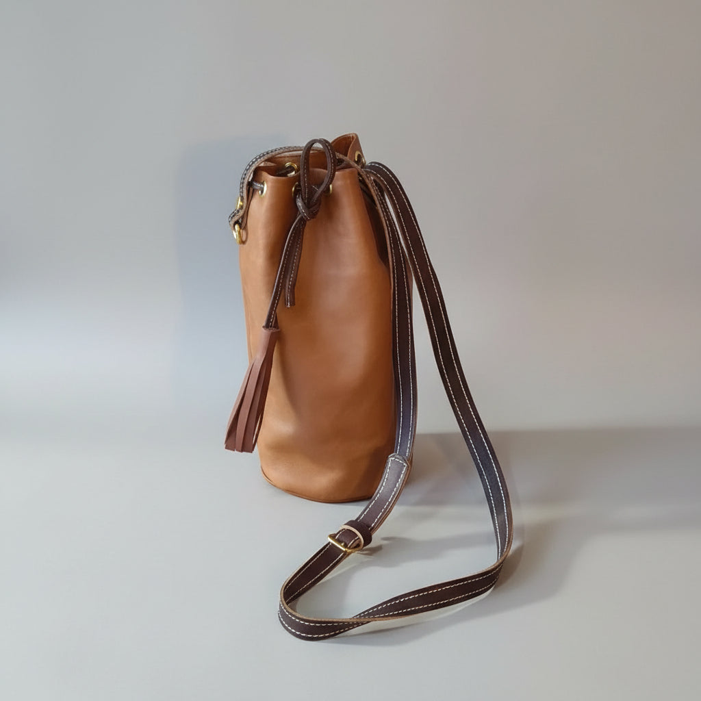 porte bouteille d'eau en cuir camel de vachette et sa bandoulière