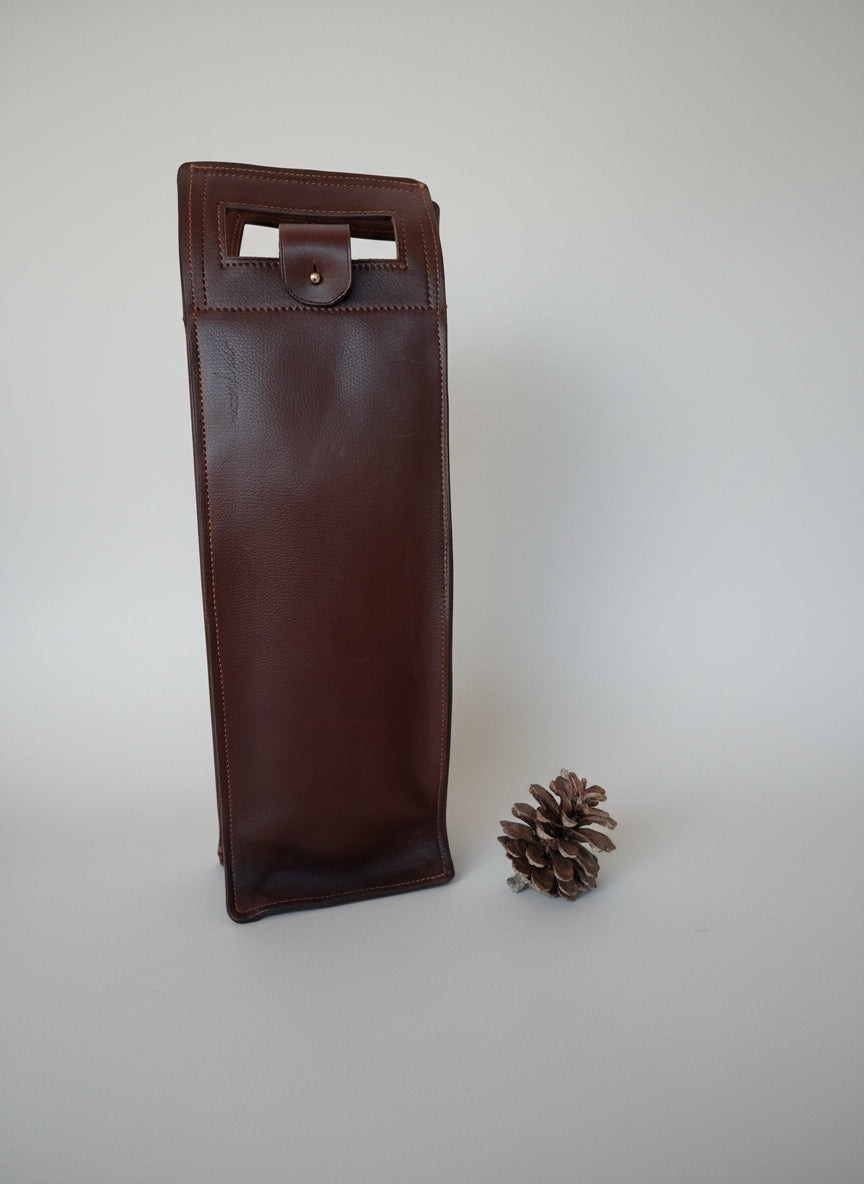Porte-bouteille  artisanal en cuir de veau marron avec bandoulière réglable et rivets dorés, fabriqué à la main en France par MOOAKUIR

