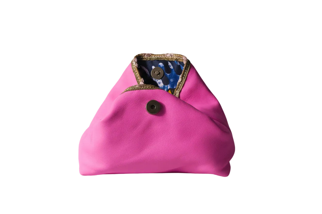 Porte-monnaie mini pochette Kola en cuir d'agneau rose, doublure wax, passementerie ancienne, fabriqué en France – MOOAKUIR