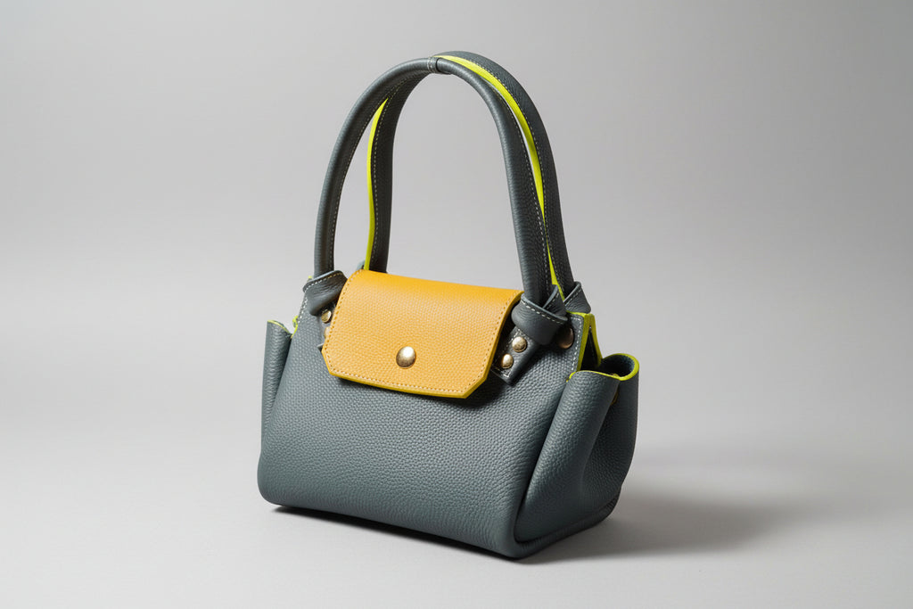 Sac Goyave en Cuir de Veau Grainé Gris et Rabat Jaune