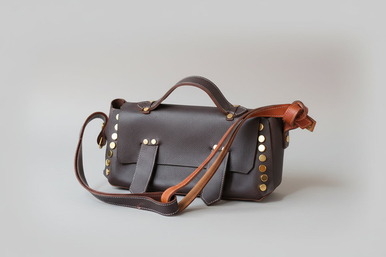 Sac à rivets en cuir grainé marron de vachette avec rivets dorés