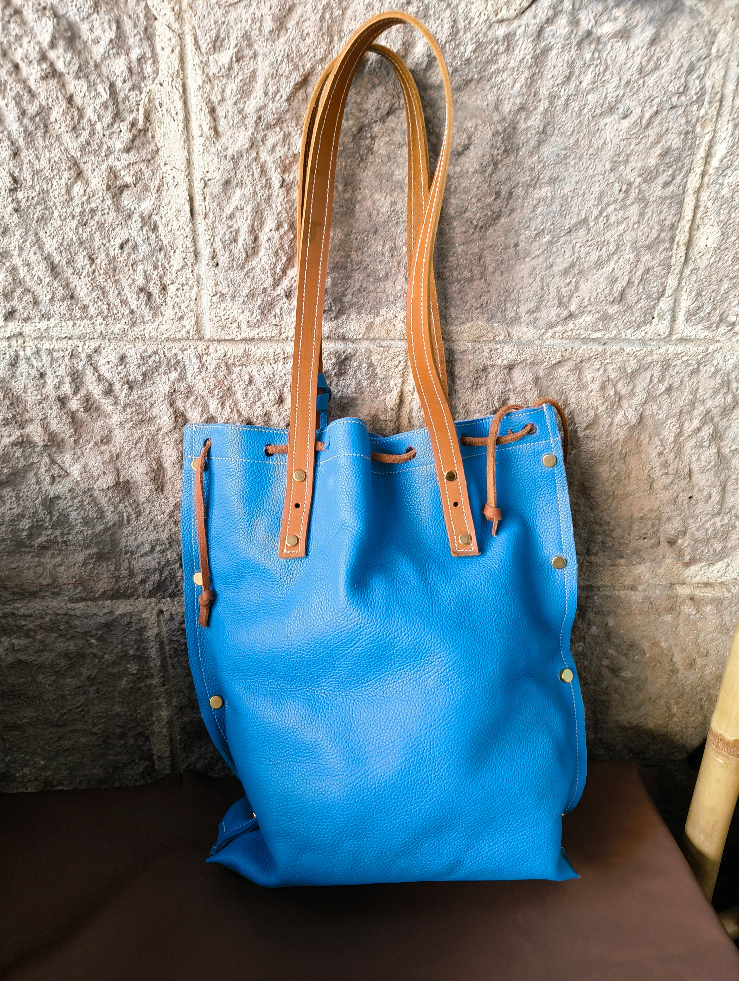 Sac fourre-tout en cuir de taurillon bleu avec liens de serrage