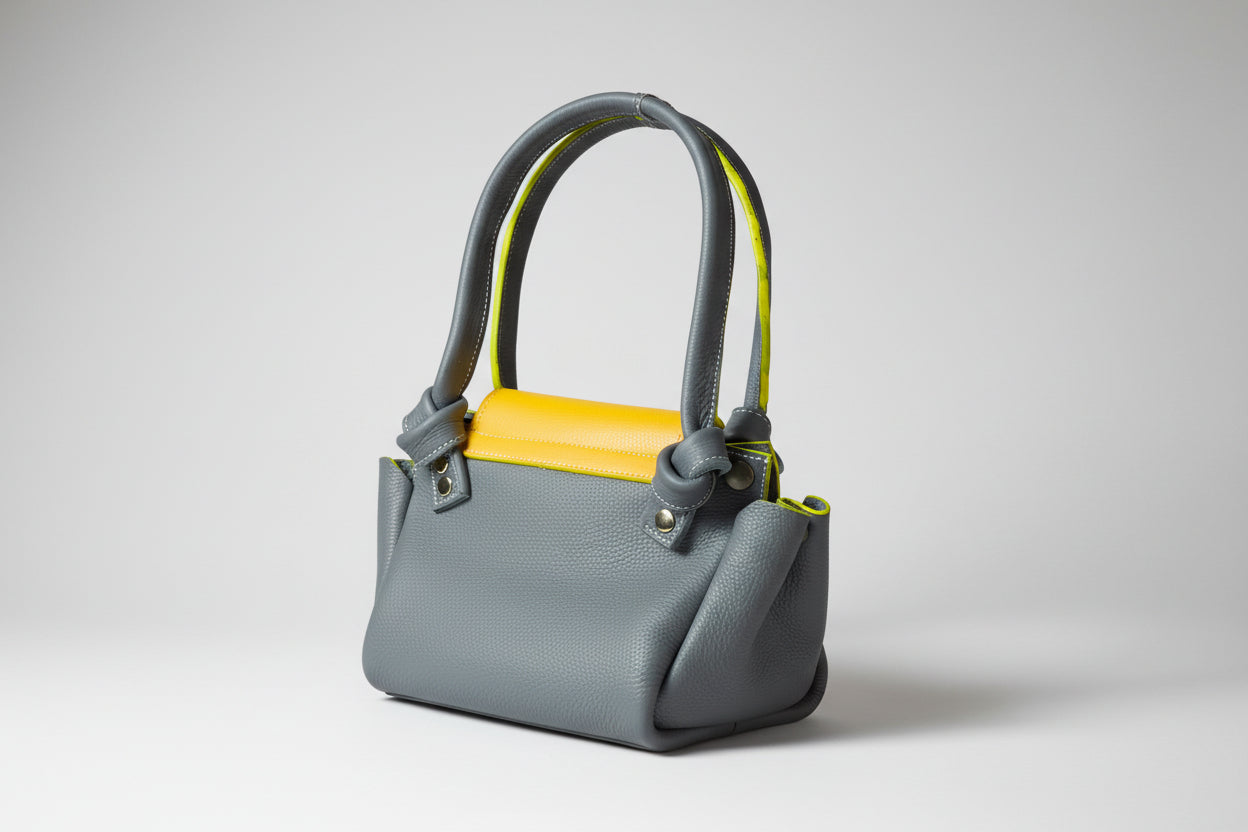 Sac Goyave en Cuir de Veau Grainé Gris et Rabat Jaune