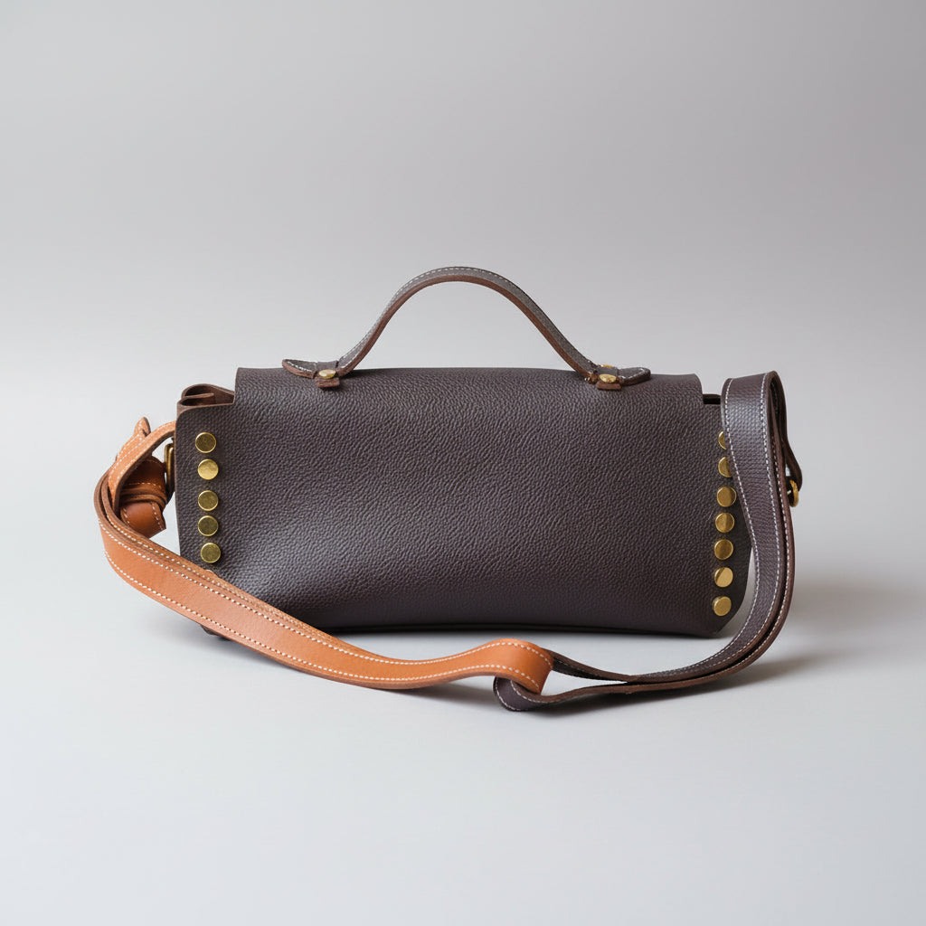 Sac à rivets en cuir grainé marron de vachette avec rivets dorés