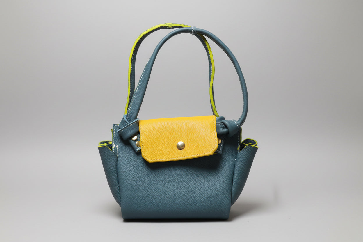 Sac Goyave en Cuir de Veau Grainé Gris et Rabat Jaune