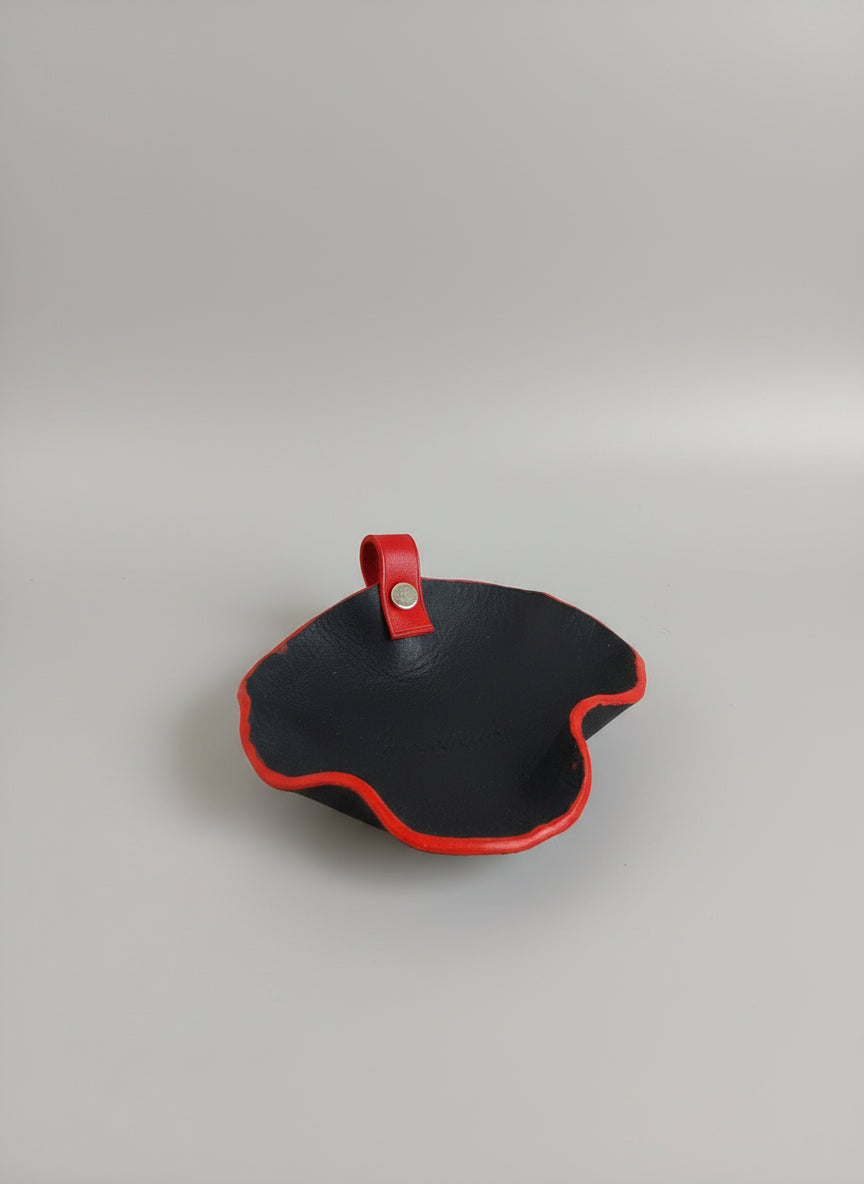 Vide-poche en cuir noir tanné végétal