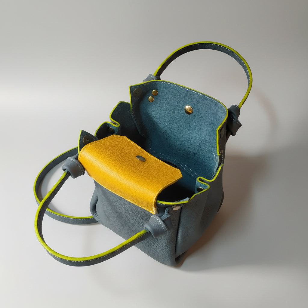 Sac Goyave en Cuir de Veau Grainé Gris et Rabat Jaune