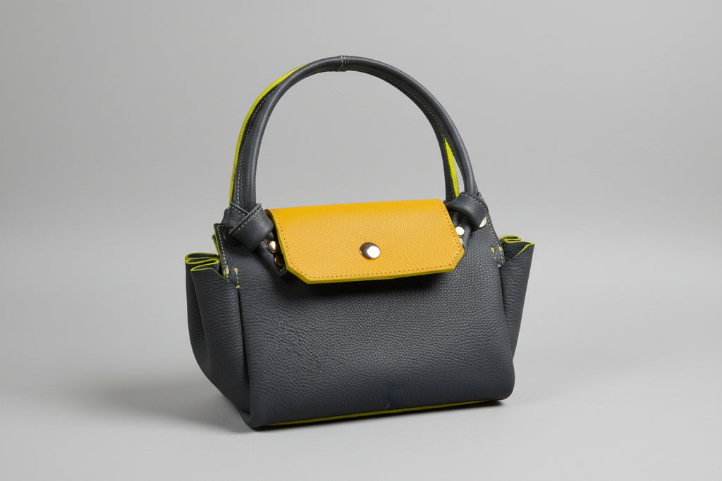 Sac Goyave en Cuir de Veau Grainé Gris et Rabat Jaune