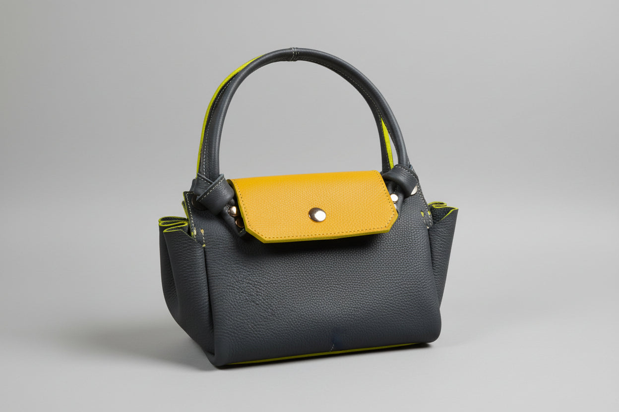 Sac Goyave en Cuir de Veau Grainé Gris et Rabat Jaune