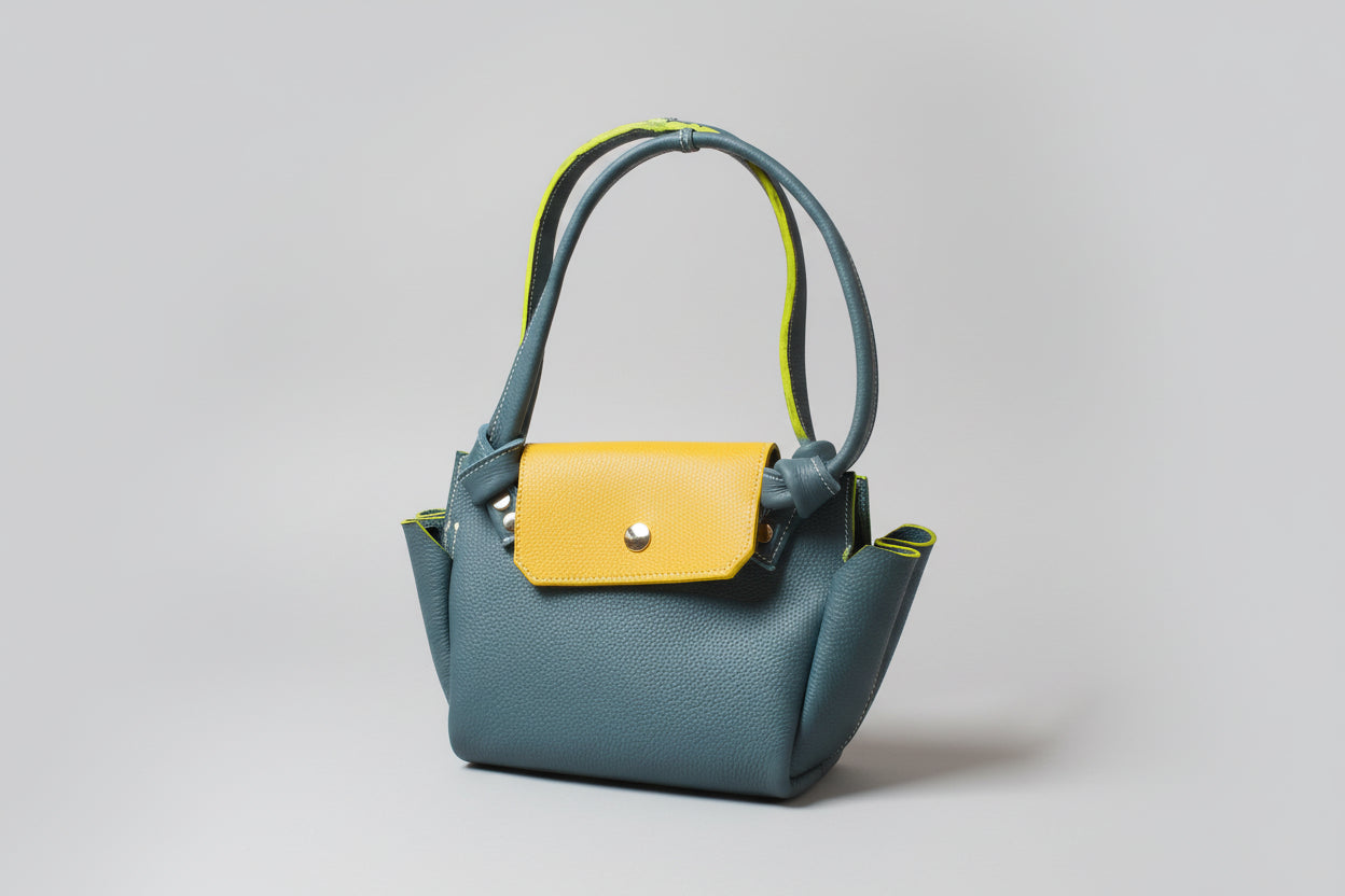 Sac Goyave en Cuir de Veau Grainé Gris et Rabat Jaune