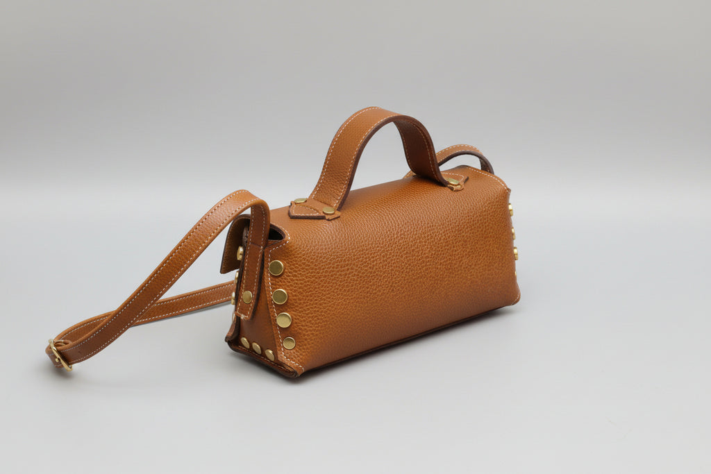 Sac à rivets grainé cognac