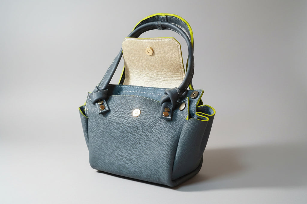 Sac Goyave en Cuir de Veau Grainé Gris et Rabat Jaune