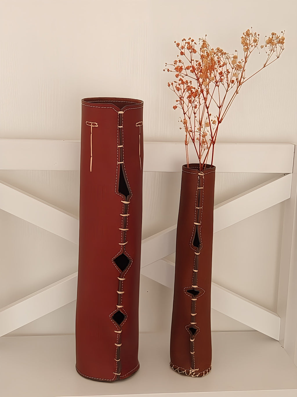 Décoration en cuir marron - Vase pour fleurs séchées