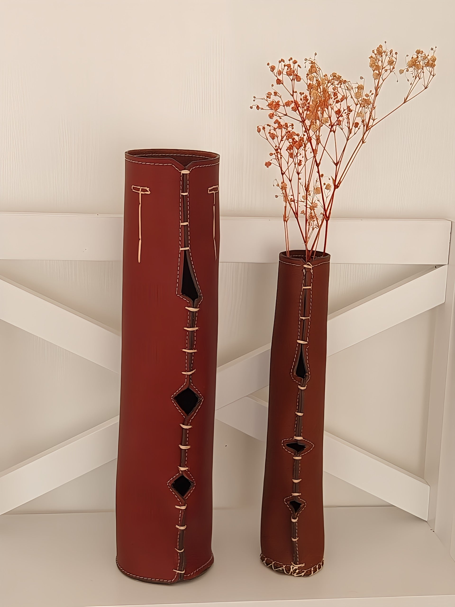 Décoration en cuir marron - Vase pour fleurs séchées