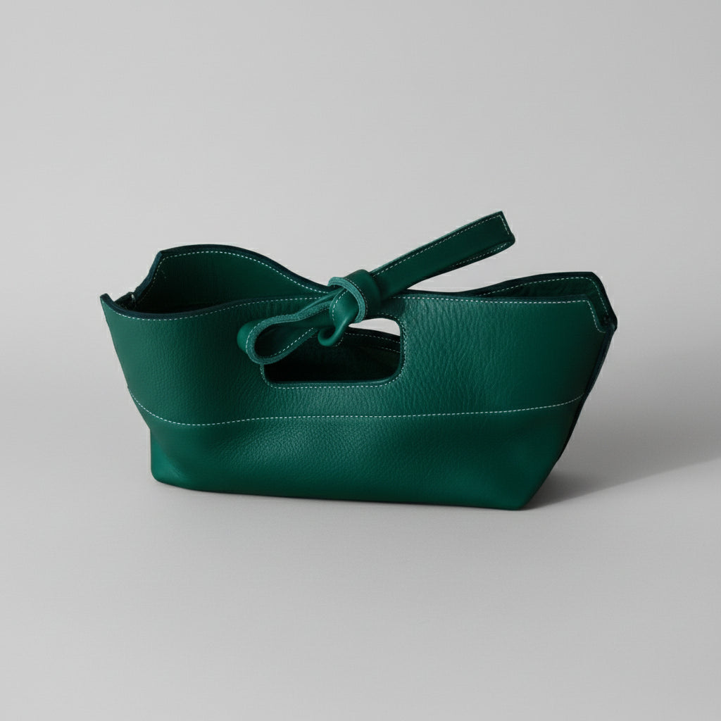 Sac artisanal en cuir de veau vert avec fermeture à nouer, fabriqué à la main en France par MOOAKUIR
