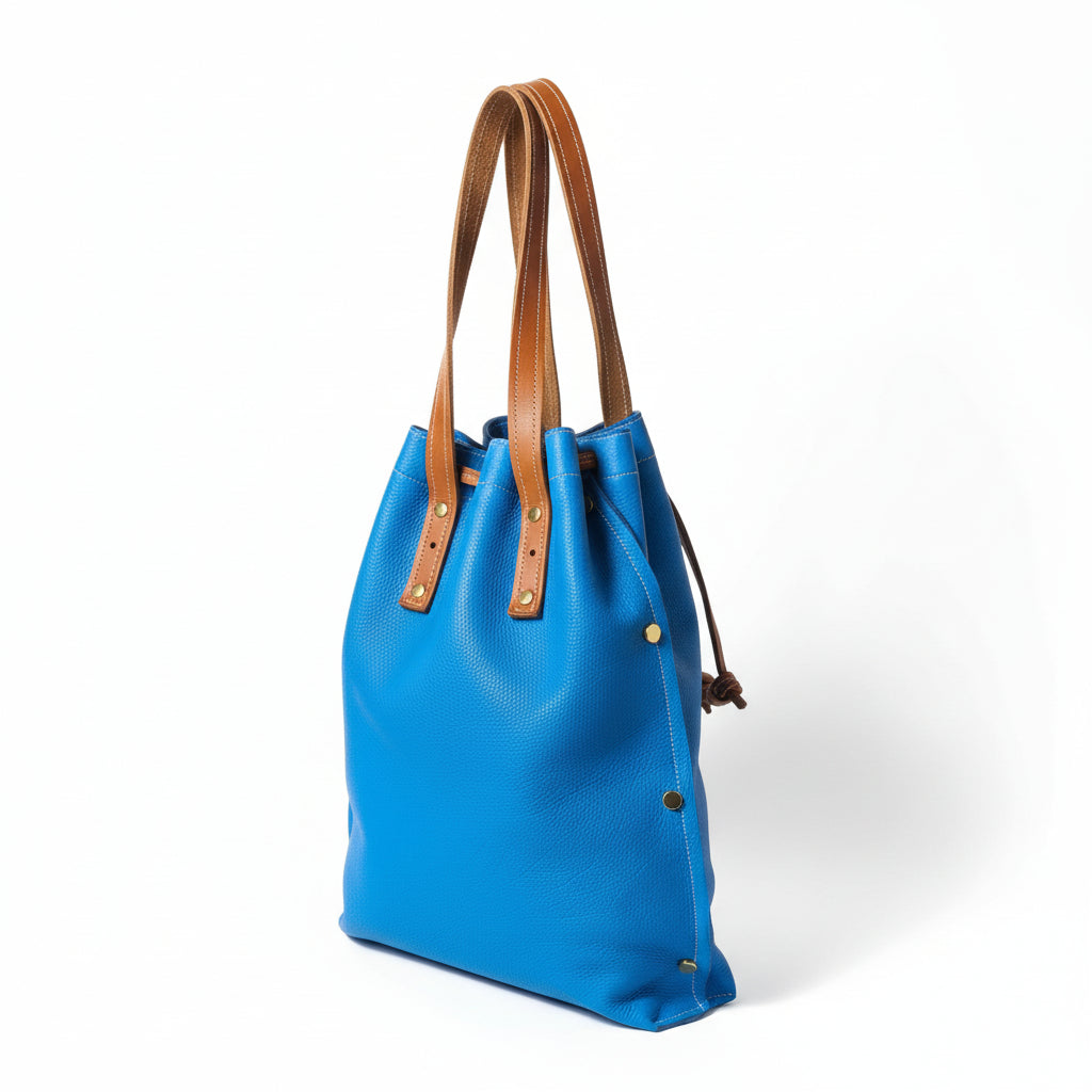 "Sac Liane rouge en cuir de veau avec liens de serrage et rivets dorés"