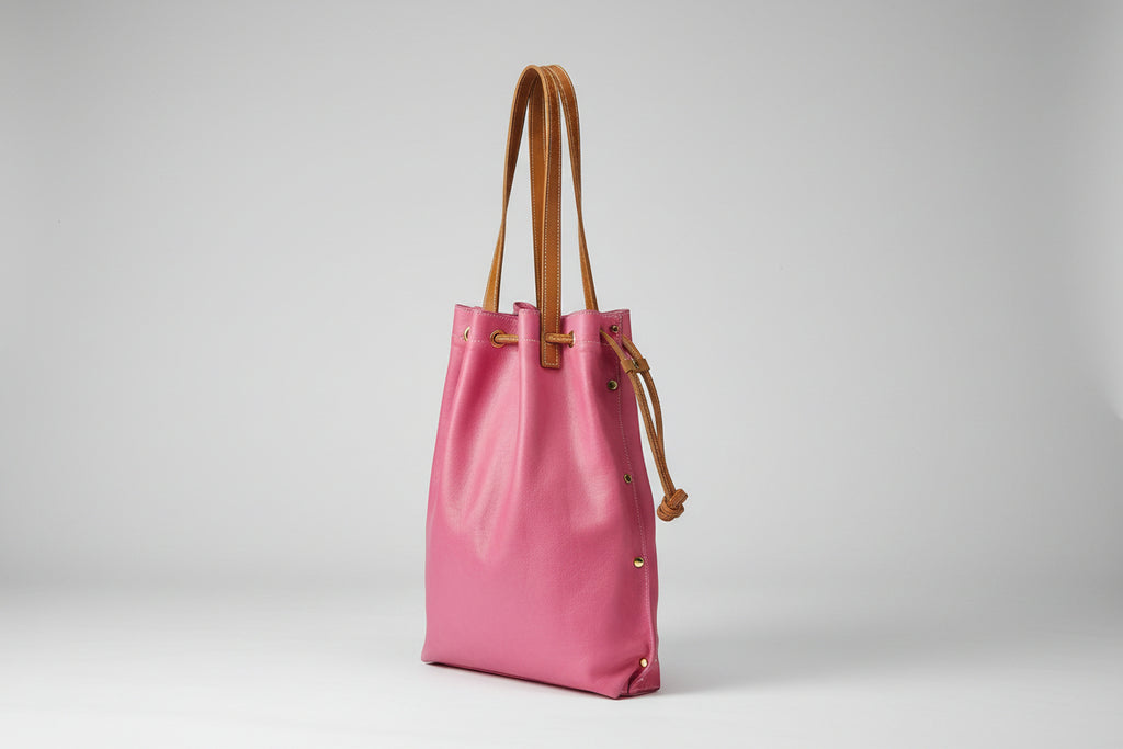 "Sac Liane rose en cuir de veau avec liens de serrage et rivets dorés"