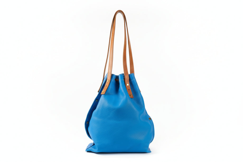 "Sac Liane bleu en cuir de veau avec liens de serrage et rivets dorés"